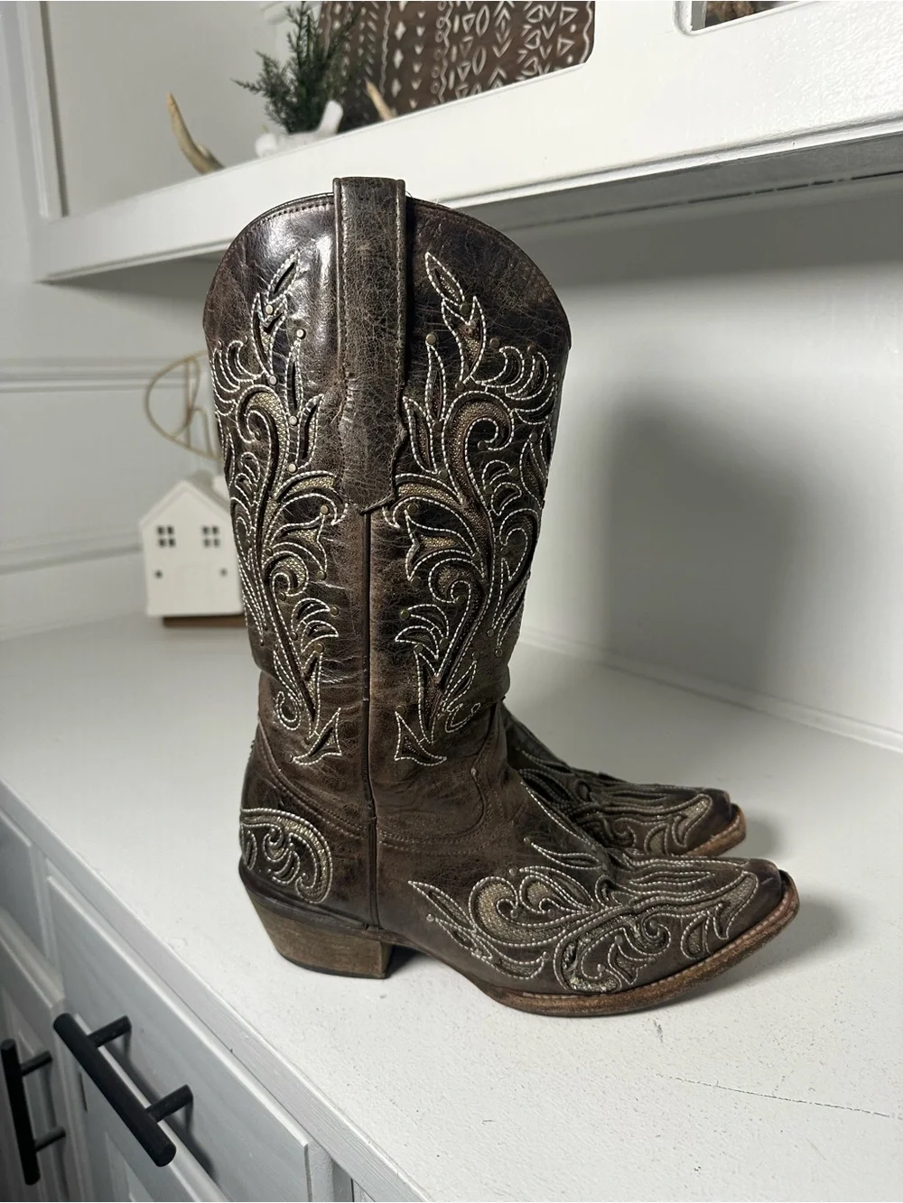 **SOLD**Corral Style Women’s 7.5 Brown Embroidered Cowboy Boots Distressed - Picture 5 of 9